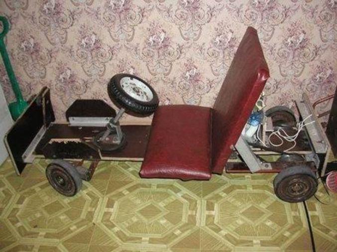 Un Kart fait maison, avec un vieux fauteuil et une roue qui traînait là