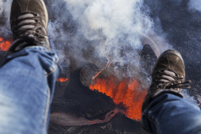 Iurie Belegurschi, guide et photographe professionnel islandais, a réalisé quelques photos impressionnantes du Bardarbunga et de la calotte Vatnajökull. Ici, une photo de ses pieds au dessus des fontaines de lave, alors qu'il survolait les fissures de flan de volcan. Plus de photos de Iuri sur l'éruption du Bardarbunga ici: https://500px.com/IurieBelegurschi