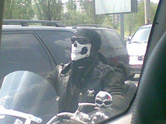 Un motard qui porte un beau masque.
