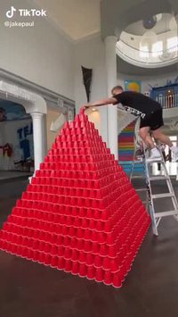 Pyramide de gobelets