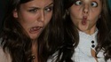 Deux filles, deux grimaces