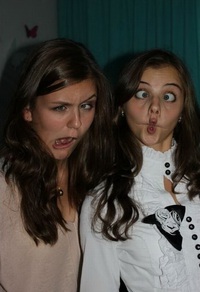 Deux filles, deux grimaces