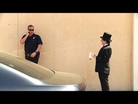 Un magicien vend du cannabis à la police ! 2