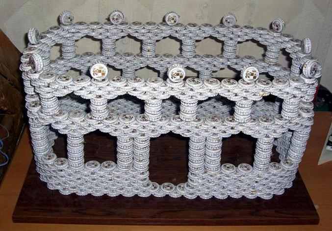 Un palais miniature fait de capsules de bouteilles de bière.