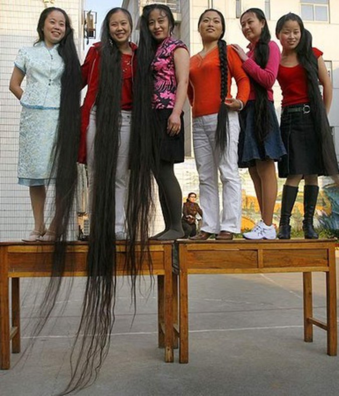 Des femmes avec des cheveux très longs.