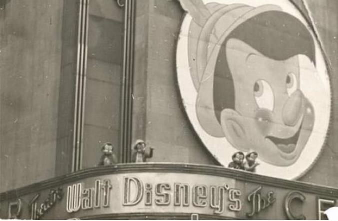 Disney a embauché 11 nains  pour s'habiller en Pinocchio et saluer les gens lors de la première de Pinocchio. Ils les ont laissés sur un balcon avec suffisamment de nourriture et de vin pour la journée, mais en fin d'après-midi sous la chaleur , ils étaient tous nus , ivres et criaient des obscénités aux gens, la police a un peu galèré pour les déloger .