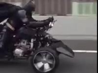 Il croise un fan de Batman en moto sur la route !