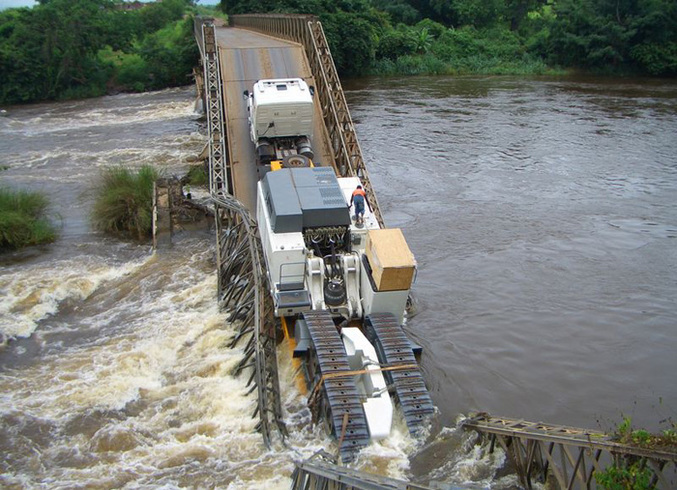 Un pont qui cède sous un camion au chargement trop lourd.