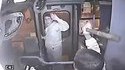 Un voleur de sac à main se fait piéger par le conducteur du bus