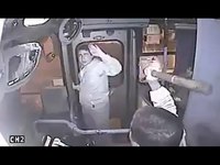 Un voleur de sac à main se fait piéger par le conducteur du bus