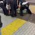 Au Japon les policiers utilisent une sorte de couverture pour arrêter les gens violent 