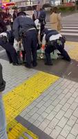 Au Japon les policiers utilisent une sorte de couverture pour arrêter les gens violent 