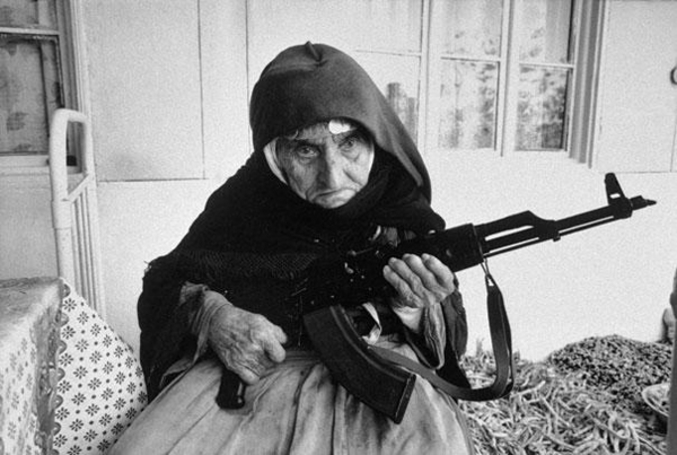 En 1990, une vieille femme arménienne de 106 ans garde sa maison avec une arme automatique.