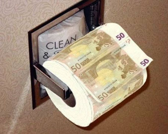 Un rouleau de papier toilette en billets de 50 €