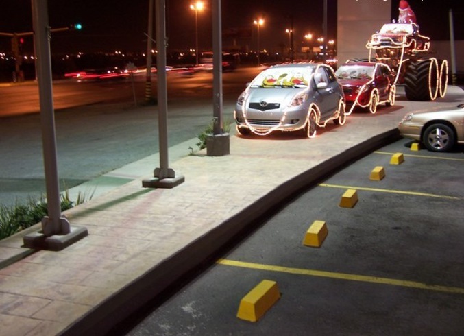 Des décorations de Noël dans un parking.