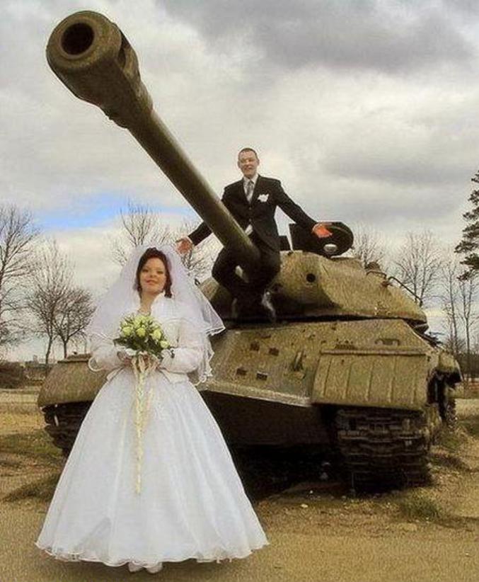 Une photo de mariage militarisée