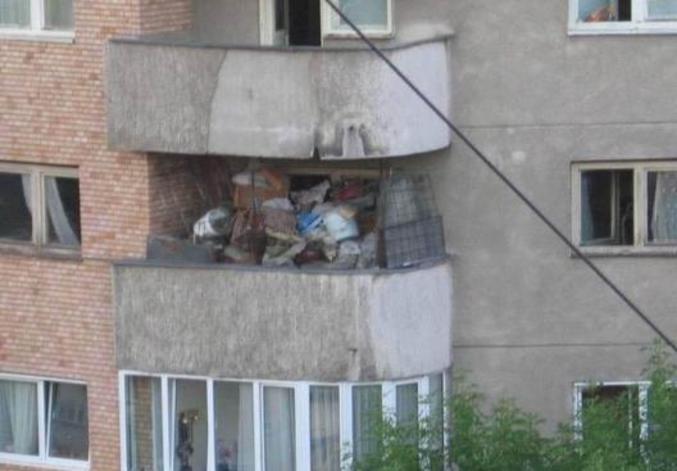 Un balcon qui sert de décharge.