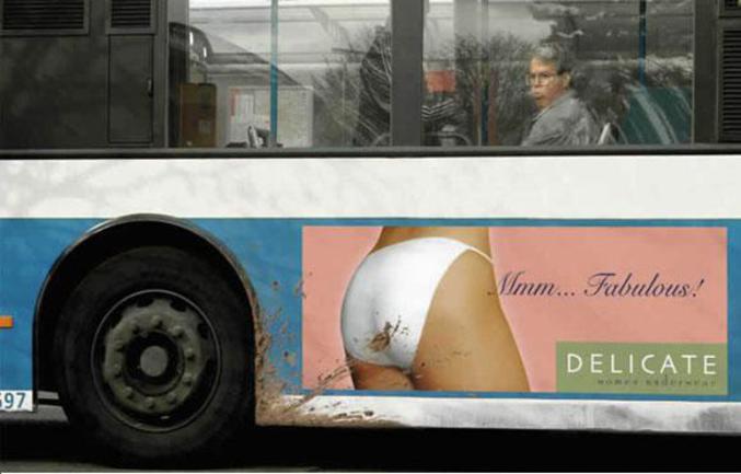 Un bus qui roule dans la boue et ruine la campagne de publicité