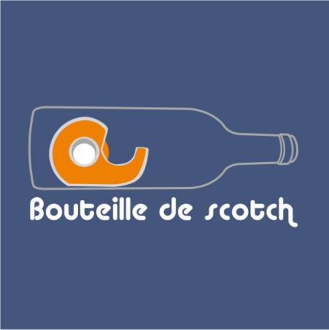 Une bouteille de scotch.