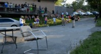Magnifique saut en skate devant une foule