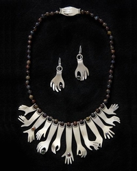 Collier et pendentifs bizarres