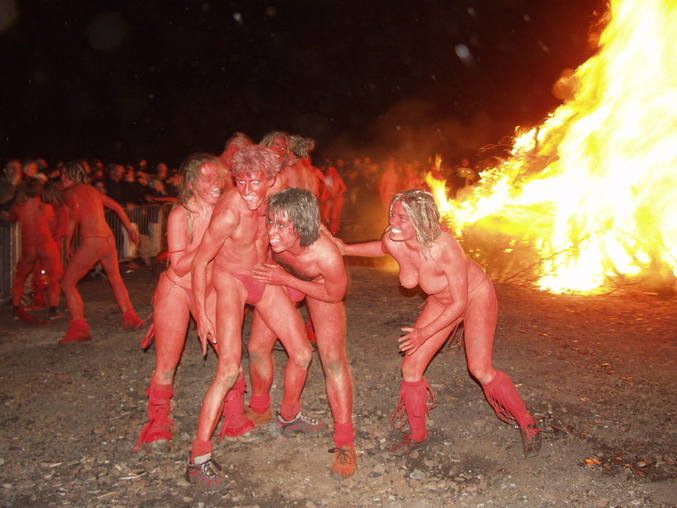 Des démons ont été repérés sur Terre, dans une folle danse autour d'un feu de joie satanique.