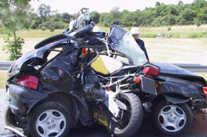 Une moto totalement encastrée dans une voiture