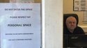 N'entrez pas dans ce bureau, respectez mon espace vital