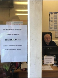 N'entrez pas dans ce bureau, respectez mon espace vital