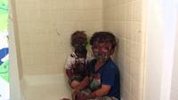 Enfants + pot de peinture