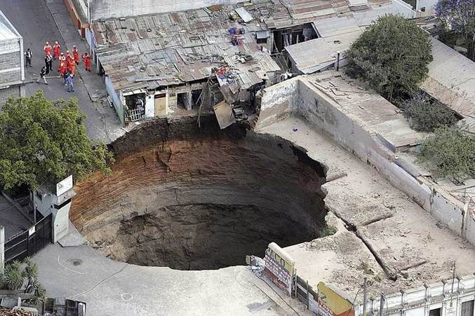 Un énorme trou de 60 mètres de profondeur apparut au Guatemala le 23/02/07.