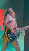 La bassiste peaufine le concept 