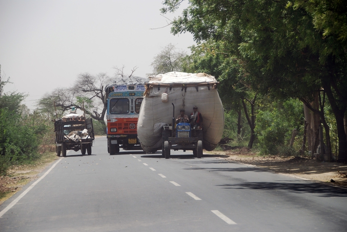 Lors d'un rangement de photos, je suis tombé sur ce cliché pris en avril 2009 sur une "autoroute" en Inde du nord.
La photo reflette avec perfection les conditions de circulation dans le pays (nous on arrive en face à vitesse maitrisée évidemment....)