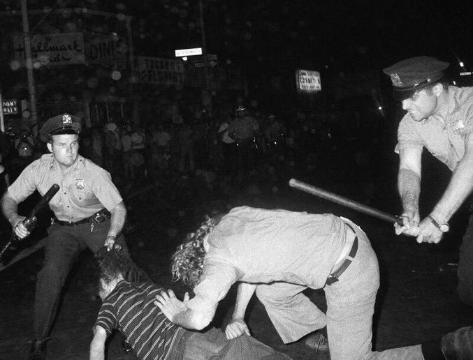 La police disperse une marche LGBTQ en août 1970 à New York.