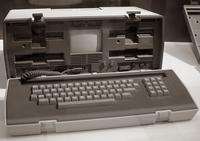 Lancé en 1981, Osborne 1 est considéré comme le 1er ordinateur portable