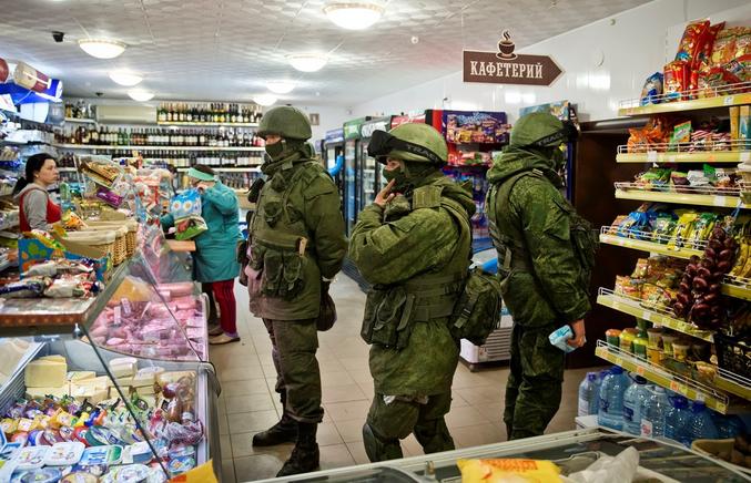 Photo publié sur un site de l'armée russe. La photo représenterait des soldats russes (uniformes neufs impeccables) dans un supermarché en Crimée. Le magasin déborde de marchandises diverses et variées, à croire qu'il n'y a donc aucun problème ni d'approvisionnement, ni d'acheminement des marchandises.