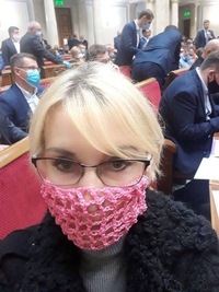 Une parlementaire Ukrainienne se fait son propre masque