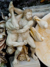 Statue de lutteurs