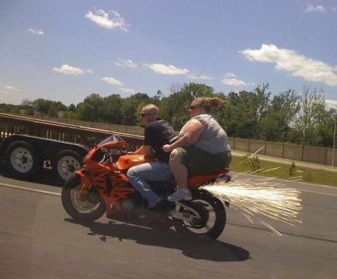 Un homme qui aime plus sa femme que sa moto.