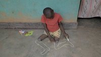 Un enfant dessine ses jambes