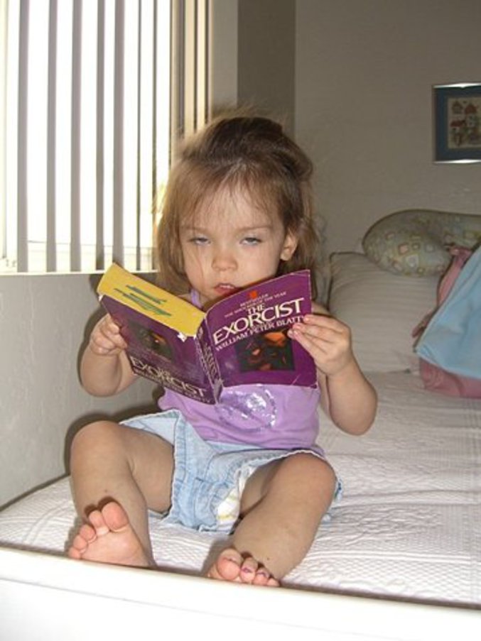 Une petite fille lisant un livre intéressant...