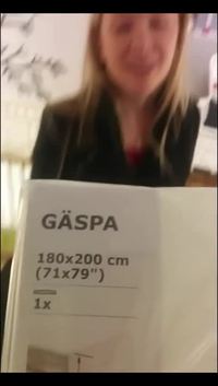 Un mec fait des jeux de mots avec les noms IKEA
