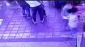 Des usagers engloutis à un arrêt de bus en Chine