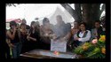 Ses amis danseurs lui rendent un dernier hommage à un enterrement