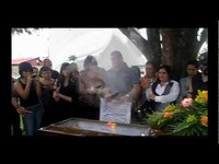 Ses amis danseurs lui rendent un dernier hommage à un enterrement