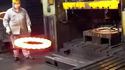 Travailler avec un marteau de 10 tonnes