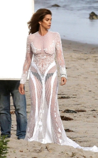 Cindy Crawford seins nus