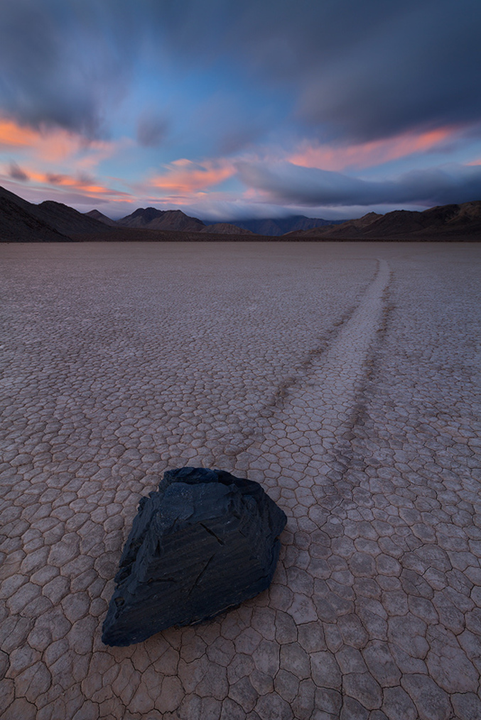 (Racetrack in Death Valley) source :http://www.flickr.com/photos/sarahfischler/8218772687/