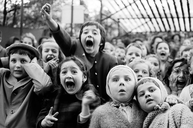 Groupe d'enfants regardant un spectacle de marionnettes présentant Saint Georges terrassant le dragon en 1963 à Paris. Photo du répertoire de Life Magazine.