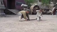 Jackie Chan apprend des mouvements Shaolin d'un enfant